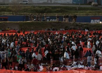 Miles de migrantes, a la intemperie en Eagle Pass en plena crisis migratoria entre México y EEUU