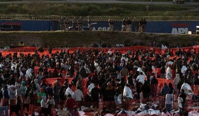 Miles de migrantes, a la intemperie en Eagle Pass en plena crisis migratoria entre México y EEUU