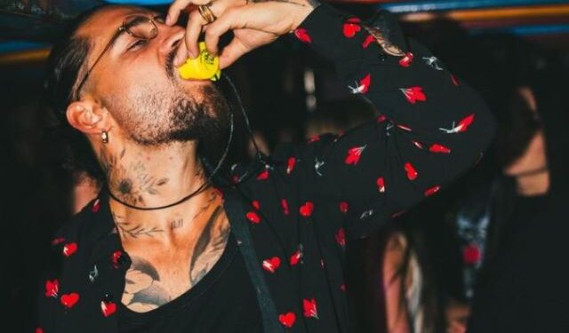 Maluma se fue a beber en autobús por Medellín y terminó cantando vallenato en la calle (Video)