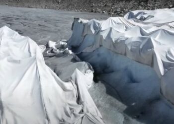 ¿Cómo funcionan y cuánto cuestan las mantas térmicas usadas por el chavismo en el glaciar Humboldt?