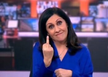 ¡Insólito!, presentadora de la BBC en Reino Unido abrió el noticiero con un gesto prohibido (VIDEO)