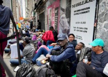 Migrantes fueron expulsados de refugios en Nueva York en medio de heladas nevadas