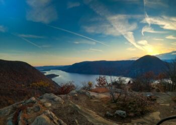 Turista intentó tomar fotos al borde de un acantilado, pero resbaló y murió tras caer más de 20 metros