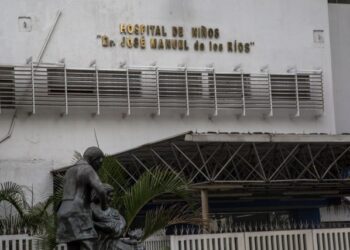 Crisis en los hospitales de Venezuela: las tareas extras que deben hacer las madres con hijos internados
