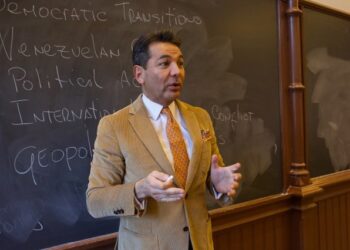 Robert Carmona-Borjas: Desenmascarando la estrategia de Maduro. El Conflicto del Esequibo como maniobra política (entrevista)