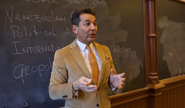 Robert Carmona-Borjas: Desenmascarando la estrategia de Maduro. El Conflicto del Esequibo como maniobra política (entrevista)