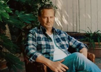 Matthew Perry se pegaba las manos al cuerpo para evitar consumir drogas, según una de sus ex