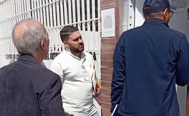 Autoridades de la UCV llegan al centro de detención para la liberación de John Álvarez (Video)