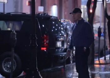 Biden se encuentra seguro después de que un carro golpeara a una camioneta de su caravana (VIDEO)