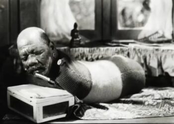 El increíble hombre oruga, la estrella freak que se afeitaba y prendía un cigarrillo ante cientos de personas