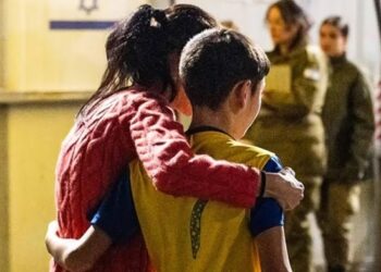 Denuncian que Hamás drogaba a los niños secuestrados y los marcaba con métodos crueles para identificarlos