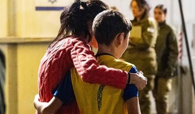 Denuncian que Hamás drogaba a los niños secuestrados y los marcaba con métodos crueles para identificarlos