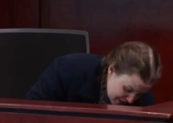 Madre asesina vomita en el estrado tras ver las fotografías de su hijo al que mató de hambre