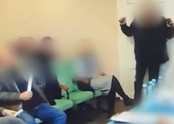 EN VIDEO: El momento en que un concejal ucraniano detona varias granadas en plena reunión del concejo