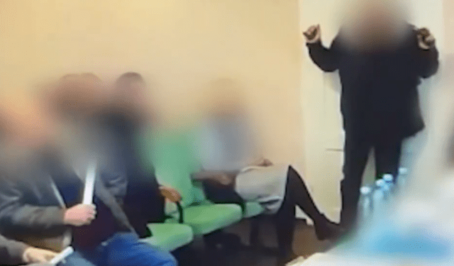 EN VIDEO: El momento en que un concejal ucraniano detona varias granadas en plena reunión del concejo