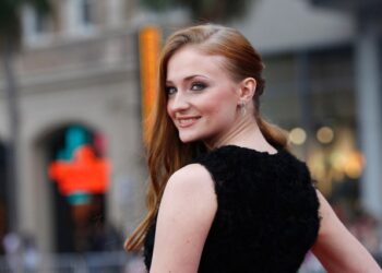 Captan a la actriz Sophie Turner besándose con Tabitha Doherty, en la calle de Notting Hill
