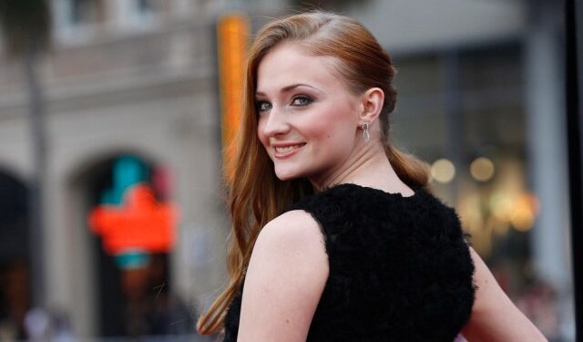 Captan a la actriz Sophie Turner besándose con Tabitha Doherty, en la calle de Notting Hill