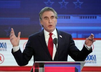 El gobernador de Dakota del Norte, Doug Burgum, se retira de la carrera hacia la Casa Blanca