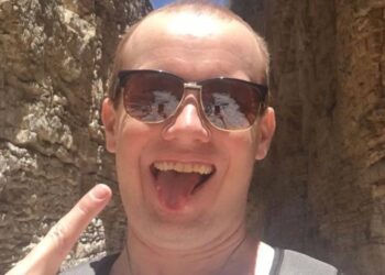 “No me gusta perder tiempo”: hombre de 41 años en Texas se niega a trabajar y sus padres le pagan hasta OnlyFans