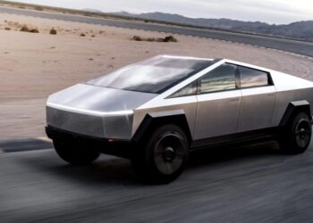 La Tesla Cybertruck por fin está lista: absurda como el prototipo, y más rápida que un Porsche (VIDEO)