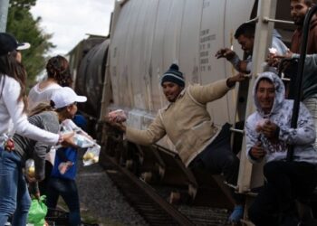 EEUU restablece el tráfico de ferrocarriles en la frontera de Eagle Pass y El Paso pese a la presión migratoria