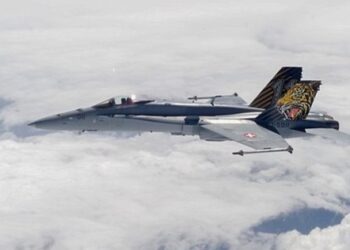 El impactante VIDEO viral de un avión rompiendo la barrera del sonido