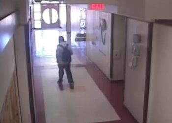 Captan en VIDEO el momento en que estudiante ataca a una maestra antes de violarla en Las Vegas