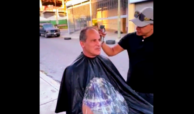 El video viral de Omar Vizquel al sorprender a un barbero ambulante en las calles de Chapellín