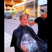El video viral de Omar Vizquel al sorprender a un barbero ambulante en las calles de Chapellín