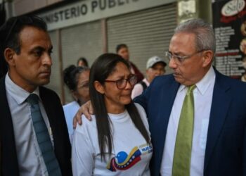 El desconsuelo de la madre de John Álvarez al ver que su hijo no salió con los presos políticos