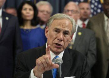El gobernador de Texas, Greg Abbott, inicia vuelos de migrantes a Chicago