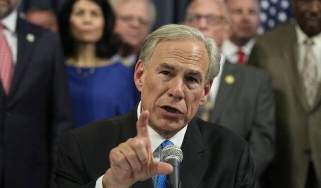 El gobernador de Texas, Greg Abbott, inicia vuelos de migrantes a Chicago