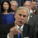 El gobernador de Texas, Greg Abbott, inicia vuelos de migrantes a Chicago