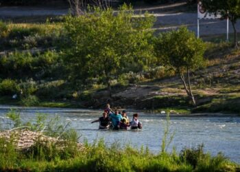 VIDEO: El duro relato de una mujer que vio a su hija ser arrastrada por la corriente del río Bravo