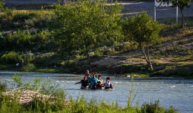 VIDEO: El duro relato de una mujer que vio a su hija ser arrastrada por la corriente del río Bravo