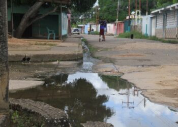 En Brisas Morichal en Maturín exigen a gobernación chavista atender desborde de cloacas en vez de adornar plazas