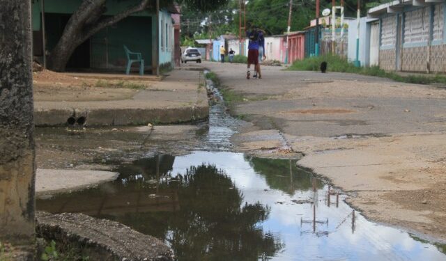 En Brisas Morichal en Maturín exigen a gobernación chavista atender desborde de cloacas en vez de adornar plazas