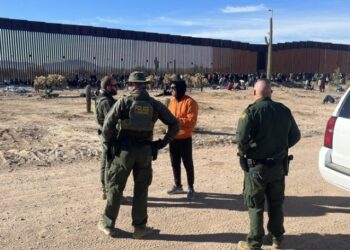 VIDEO: Centenares de migrantes, muchos de ellos venezolanos, se agolpan en la frontera de EEUU a pesar del frío extremo