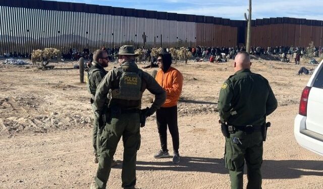 VIDEO: Centenares de migrantes, muchos de ellos venezolanos, se agolpan en la frontera de EEUU a pesar del frío extremo