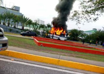 Incendio de un autobús en Barquisimeto dejó siete heridos (VIDEO)