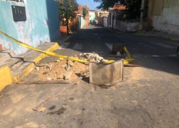 Hidrocapital arregló el bote de agua que corría desde Las Perlas a Maiquetía… y el hueco ¿cuándo lo tapan? (FOTOS)