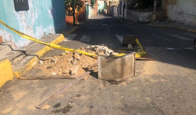 Hidrocapital arregló el bote de agua que corría desde Las Perlas a Maiquetía… y el hueco ¿cuándo lo tapan? (FOTOS)