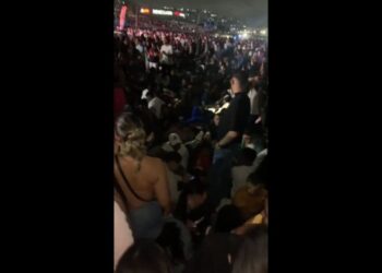 En el piso y hasta dormidos: así esperaron los fanáticos de Romeo Santos por el inicio de su concierto en Caracas (VIDEOS)