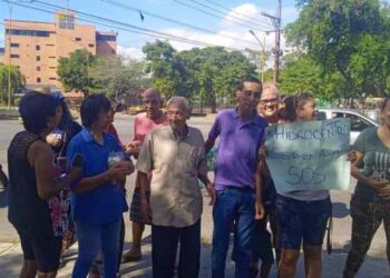 Vecinos de La Isabelica en Valencia hartos por falta de agua salen a protestar
