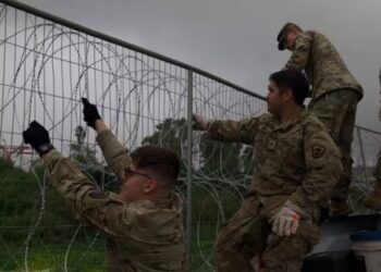 VIDEO: Así es la nueva barrera “antiinmigrantes” de Texas, sin posibilidades de escalar y envuelta con alambre de púas