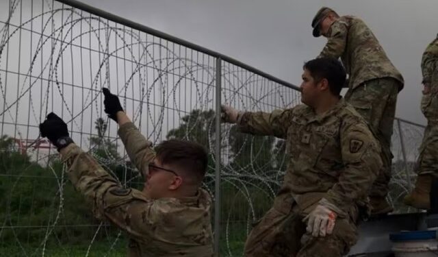 VIDEO: Así es la nueva barrera “antiinmigrantes” de Texas, sin posibilidades de escalar y envuelta con alambre de púas