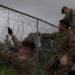 VIDEO: Así es la nueva barrera “antiinmigrantes” de Texas, sin posibilidades de escalar y envuelta con alambre de púas