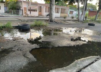 Colapso de aguas servidas pone en riesgo la salud de vecinos en Maracay