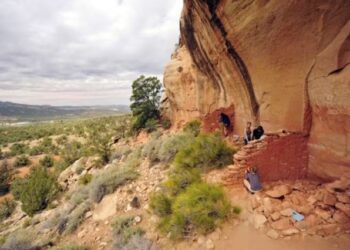 Encuentran una increíble “galería” de arte con escenas astronómicas cerca de los acantilados de Colorado