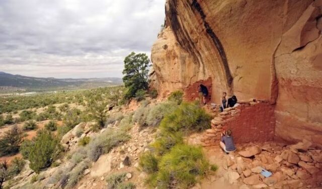 Encuentran una increíble “galería” de arte con escenas astronómicas cerca de los acantilados de Colorado